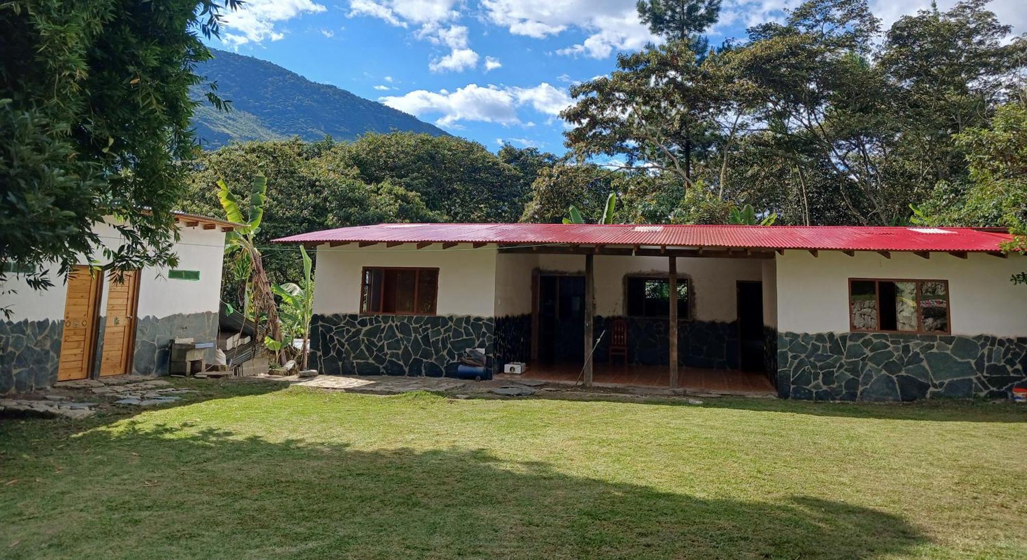 Lia B&B Lucmabamba Sahuayaco ภายนอก รูปภาพ